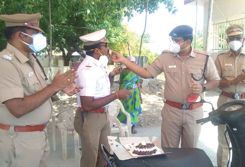 போலீஸ் இன்ஸ்பெக்டரின் திருமணநாள் கேக் வெட்டி கொண்டாட்டம்