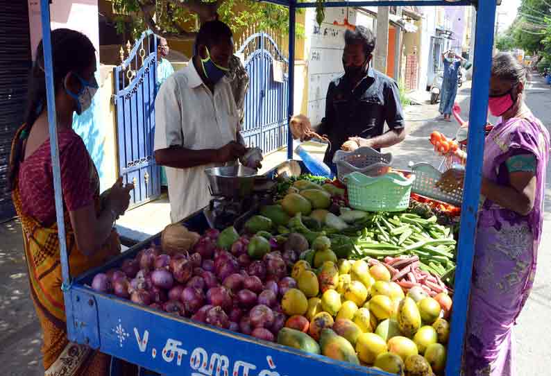 வீதிகளில் காய்கறி-பழங்கள் விற்பனை செய்ய 100 தள்ளுவண்டி வியாபாரிகளுக்கு அனுமதி; மாநகராட்சி அதிகாரிகள் தகவல்