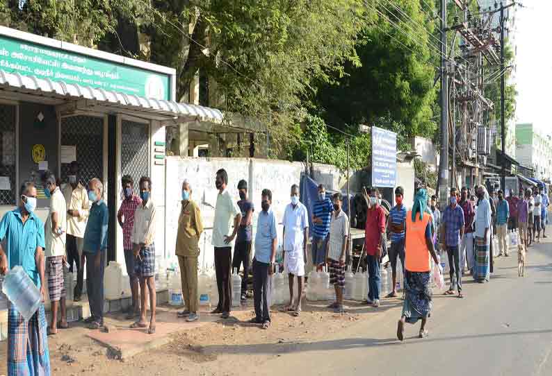 ஈரோட்டில் சுத்திகரிக்கப்பட்ட குடிநீர் வாங்க காத்திருந்த மக்கள்