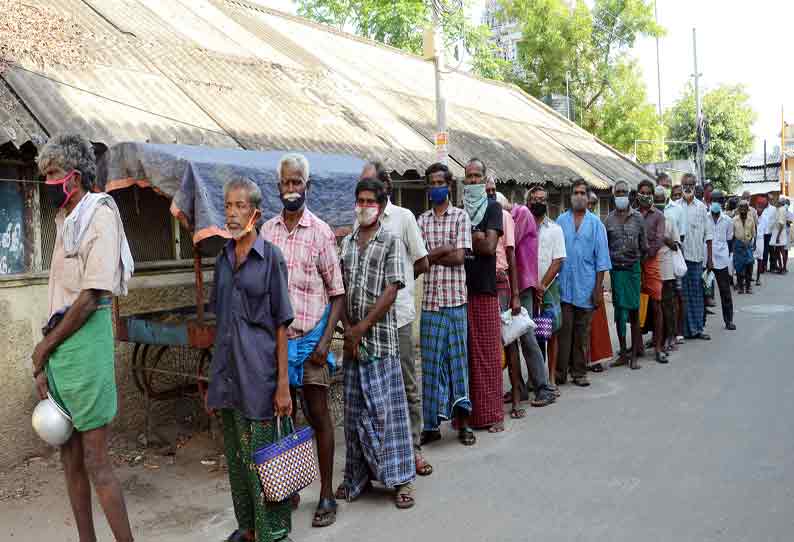 முகாம்களுக்கு செல்ல மறுத்து உணவுக்காக காத்து நிற்கும் சாலையோர வாசிகள்; கொரோனா பரவும் அபாயம்