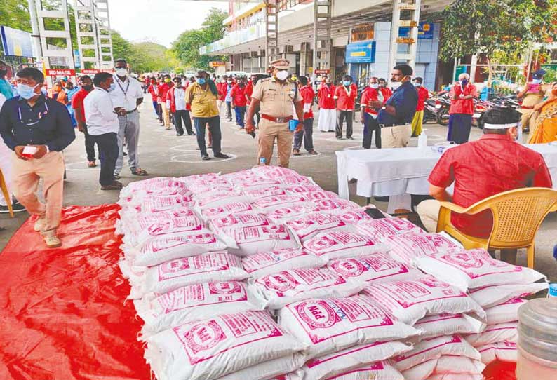 முழு ஊரடங்கால் வாழ்வாதாரம் பாதிப்பு: சுமை தூக்கும் தொழிலாளர்களுக்கு உணவுப்பொருட்கள்; சென்னை ரெயில்வே கோட்டம் சார்பில் வழங்கப்பட்டது.