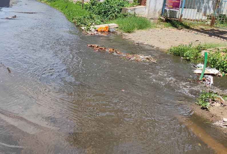 கிணத்துக்கடவில் சாலையில் வீணாக ஓடிய குடிநீர்