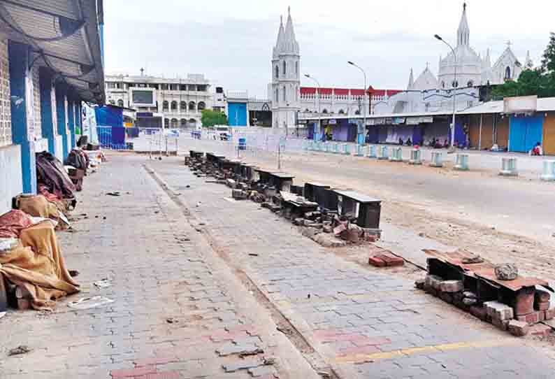 ஊரடங்கால் வேளாங்கண்ணியில் மூடப்பட்டுள்ள விடுதிகள்- கடைகள்: வாழ்வாதாரத்தை இழந்து தவிக்கும் வியாபாரிகள்-தொழிலாளர்கள் - தமிழக அரசு நிவாரணம் வழங்க கோரிக்கை