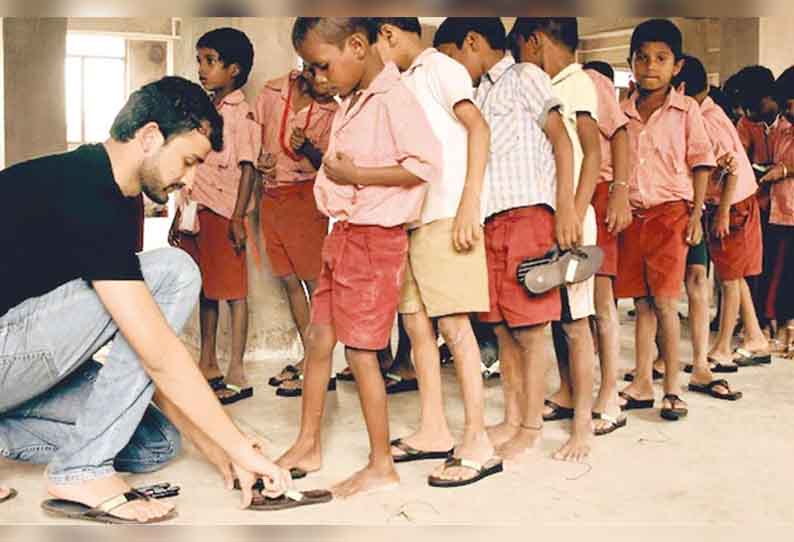 பள்ளிக் குழந்தைகளுக்கு தயாராகும் `மறுசுழற்சி காலணிகள்