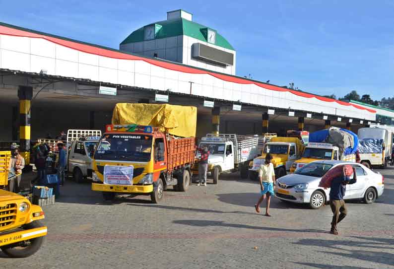 சமவெளி பகுதியில் இருந்து ஊட்டிக்கு தினமும் 15 டன் காய்கறிகள் கொண்டு வரப்படுகிறது