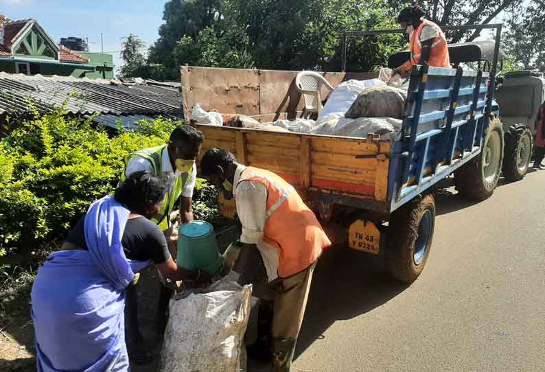 சுகாதார பணிகளில் தூய்மை பணியாளர்கள் மும்முரம்