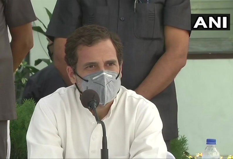 கொரோனாவுக்கு எதிராக போராட அர்த்தமற்ற பேச்சு எந்த வகையிலும் உதவாது: ராகுல் காந்தி காட்டம்