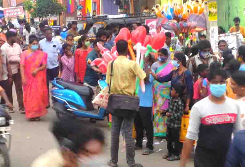 தீபாவளி பண்டிகையை முன்னிட்டு கடைவீதிகளில் புத்தாடைகள் வாங்க மக்கள் கூட்டம் அலைமோதல்