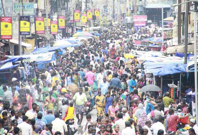 தீபாவளியை முன்னிட்டு பொருட்கள் வாங்க குவிந்த பொதுமக்கள்