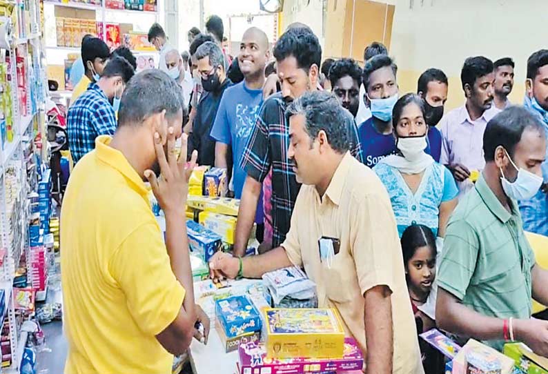 காஞ்சீபுரத்தில் பட்டாசு வாங்க குவிந்த பொதுமக்கள்