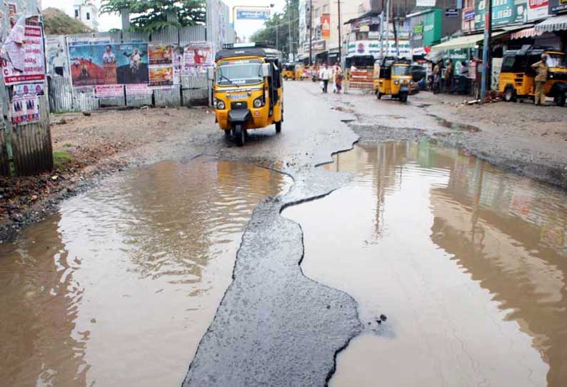 நெல்லையில் மோசமான சாலையால் வாகன ஓட்டிகள் அவதிக்குள்ளாகி வருகின்றனர்