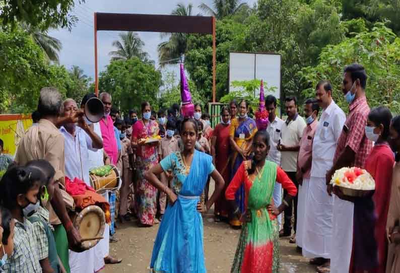 பொள்ளாச்சி பகுதியில் மேள தாளத்துடன் மாணவர்களுக்கு உற்சாக வரவேற்பு