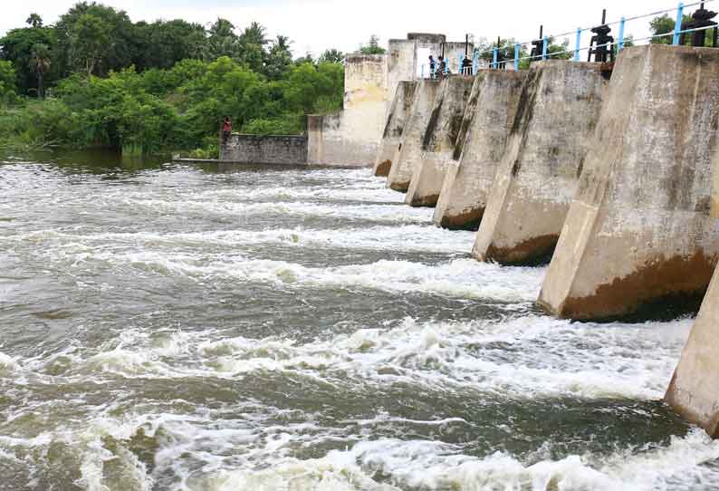 தொடர் மழையால் ஆறுகளில் தண்ணீர் பெருக்கெடுத்து ஓடுகிறது