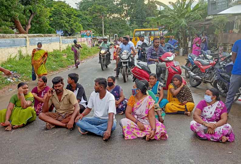 அரசு பள்ளியில் கோஷ்டி மோதலில் ஈடுபட்ட மாணவர்கள் மீது நடவடிக்கை எடுக்கக்கோரி பெற்றோர் சாலை மறியல்