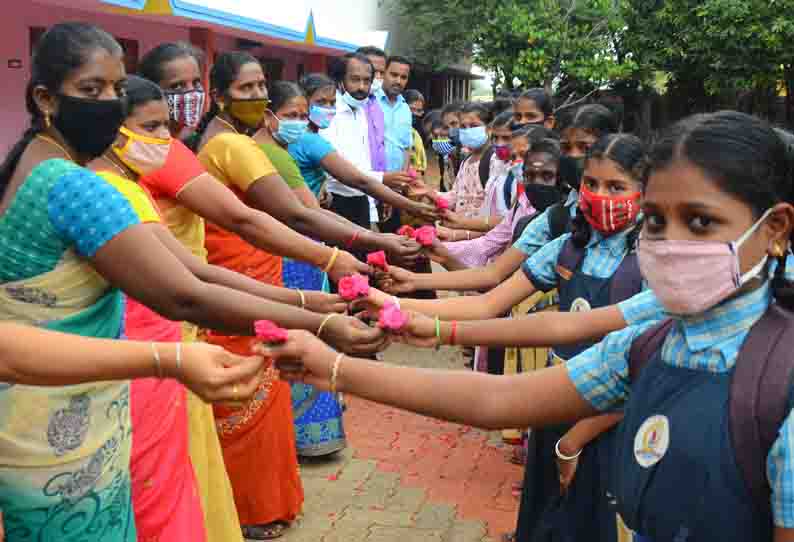 பள்ளி மாணவ-மாணவிகளை மாலை அணிவித்து வரவேற்ற ஆசிரியர்கள்