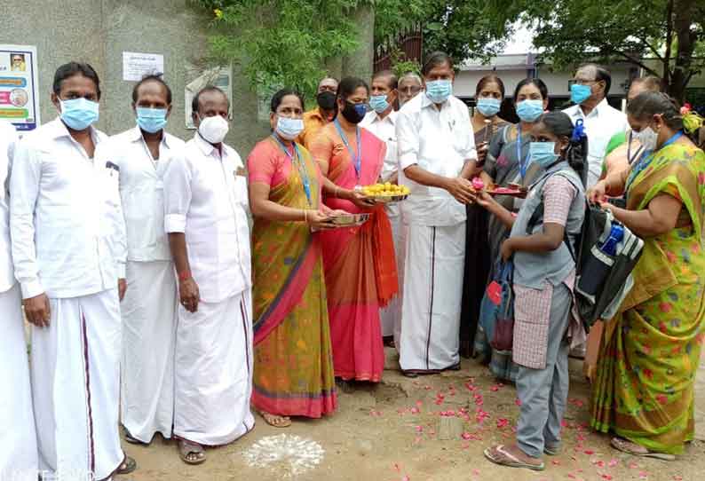 1 முதல் 8-ம் வகுப்பு வரை பள்ளிகள் திறப்பு: பேண்டு வாத்தியம் முழங்க மாணவ-மாணவிகளுக்கு வரவேற்பு