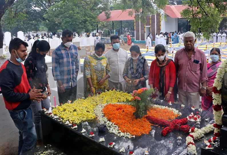 கல்லறைகளில் கிறிஸ்தவர்கள் பிரார்த்தனை