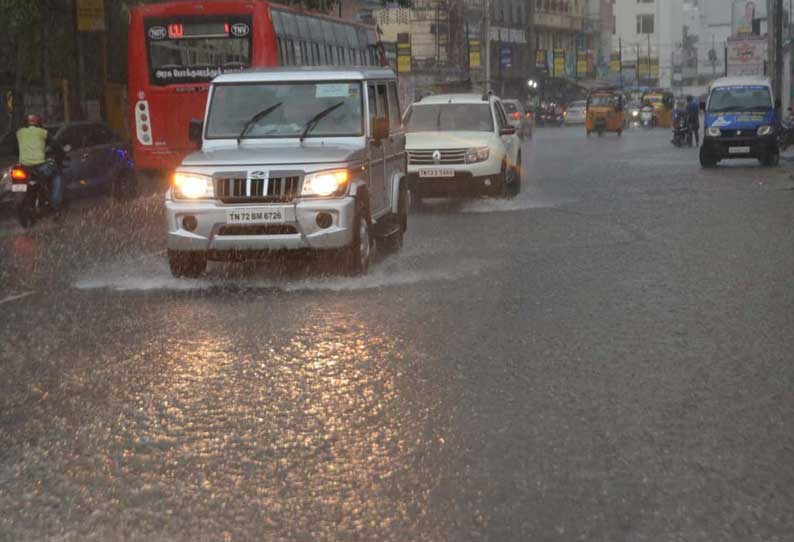 நெல்லையில் நேற்று கனமழை பெய்ததால் சாலைகளில் தண்ணீர் தேங்கி வாகன ஓட்டிகள் அவதிக்குள்ளாகினர்