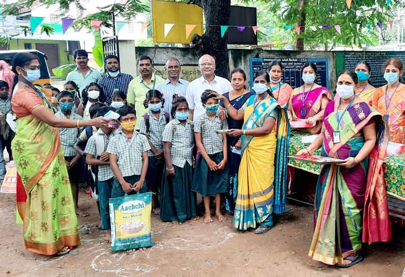 கள்ளக்குறிச்சி மாவட்டத்தில் 1 முதல் 8-ம் வகுப்பு வரை பள்ளிக்கூடங்கள் திறப்பு  உற்சாகமாக வந்த மாணவர்களுக்கு ஆரத்தி எடுத்து வரவேற்பு