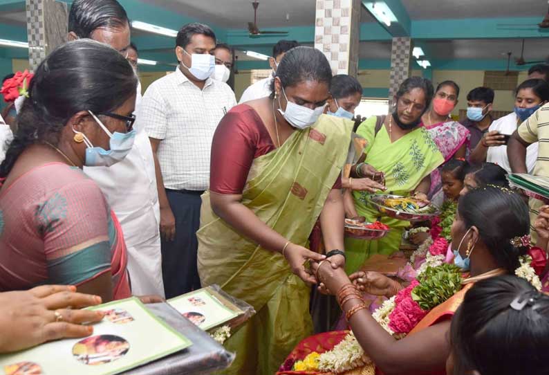 குழந்தைகளை ஆண், பெண் வேறுபாடு பார்க்காமல் சமமாக வளர்க்க வேண்டும்-சமுதாய வளைகாப்பு விழாவில் கலெக்டர் திவ்யதர்சினி பேச்சு