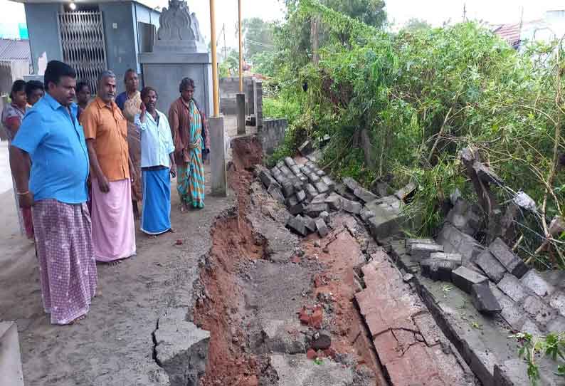 பொள்ளாச்சியில் கோவில் சுற்றுச்சுவர் இடிந்து விழுந்தது