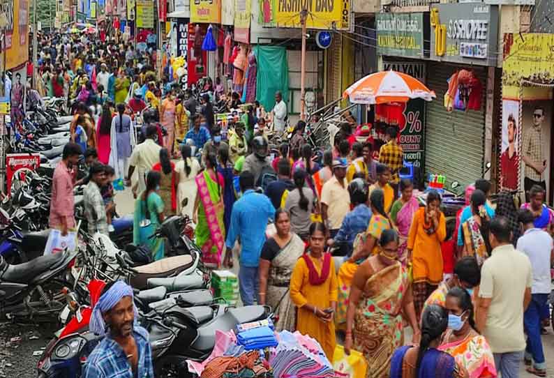 பொள்ளாச்சி கடைவீதியில் பொதுமக்கள் கூட்டம் அலைமோதியது