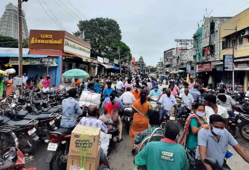 திருவண்ணாமலையில் பொதுமக்கள் கடை வீதிகளில் திரண்டதால் போக்குவரத்து பாதிப்பு