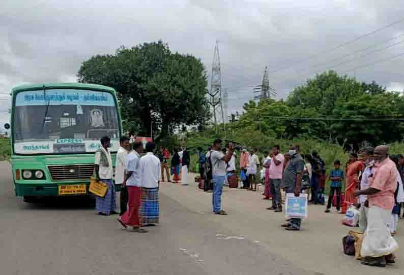 அரசு பஸ் டயர் வெடித்ததால் கட்டுப்பாட்டை இழந்தது: டிரைவரின் சாதுரியத்தால்60 பயணிகள் உயிர் தப்பினர்