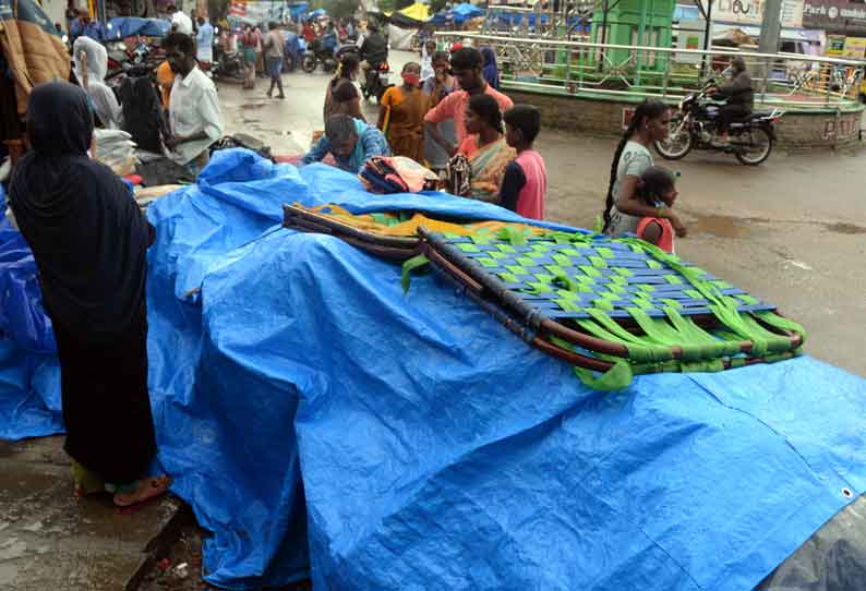 தீபாவளி பண்டிகை நாளை கொண்டாட்டம்: மழையால் கடைவீதிகளில் வியாபாரம் பாதிப்பு