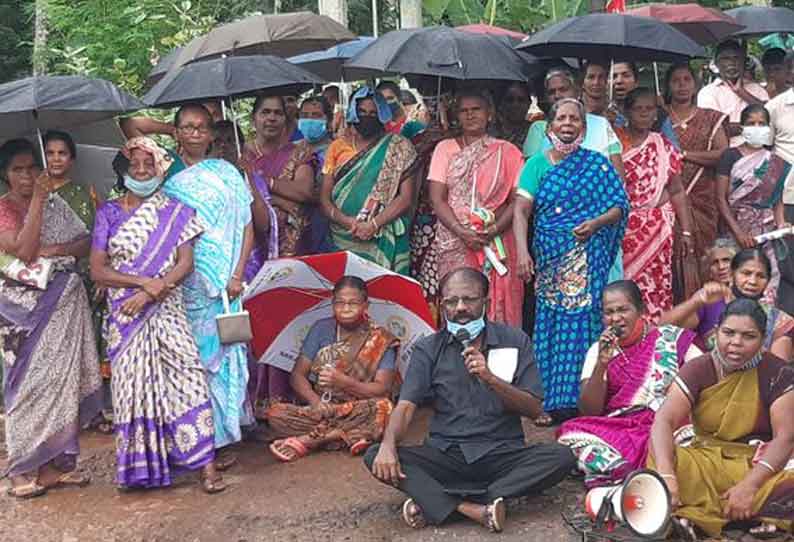 கொட்டும் மழையில் பொதுமக்கள்  மறியல்