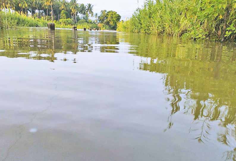 கிருஷ்ணாபுரம் அணை தண்ணீர் திறப்பு: தரைப்பாலங்கள் தண்ணீரில் மூழ்கின; பொதுமக்கள் அவதி