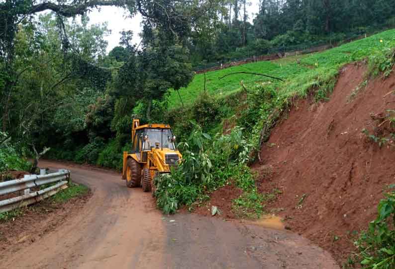 சாலைகளில் மண்சரிவு; போக்குவரத்து பாதிப்பு