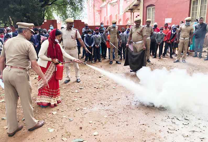 விபத்தில்லா தீபாவளி குறித்து செயல்விளக்கம்