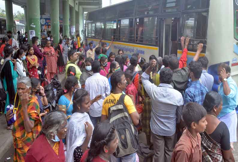 பொள்ளாச்சியில் இருந்து வால்பாறை செல்லும் பஸ்சில் கூட்டம் அலைமோதியது.