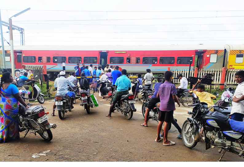 லத்தோரி ரெயில்வே கேட் வழியாக அதிகரித்து வரும் வாகன போக்குவரத்து. மேம்பாலம் கட்ட கோரிக்கை