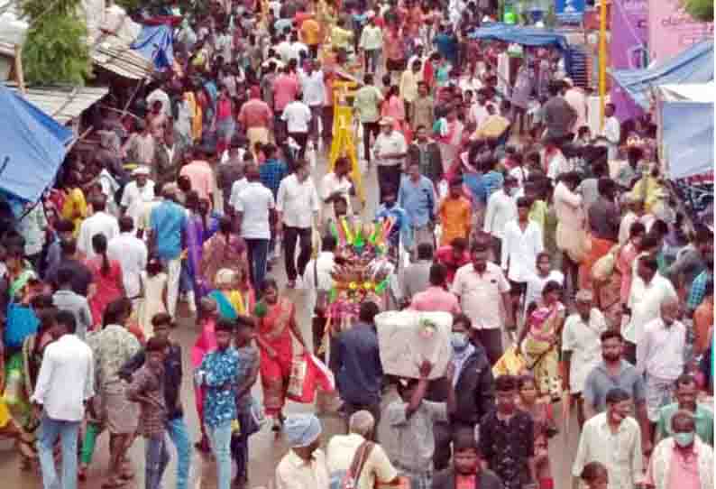 தீபாவளி பண்டிகை இன்று கொண்டாட்டம்: கடைவீதிகளில் மக்கள் கூட்டம் அலைமோதியது