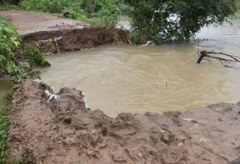 வெட்டாற்றின் கரை உடைந்து ஊருக்குள் தண்ணீர் புகுந்தது