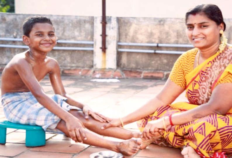 குளிப்பதற்கு முன்பு எண்ணெய் தடவுவதன் நன்மைகள் குளிப்பதற்கு முன்பு எண்ணெய் தடவுவதன் நன்மைகள்