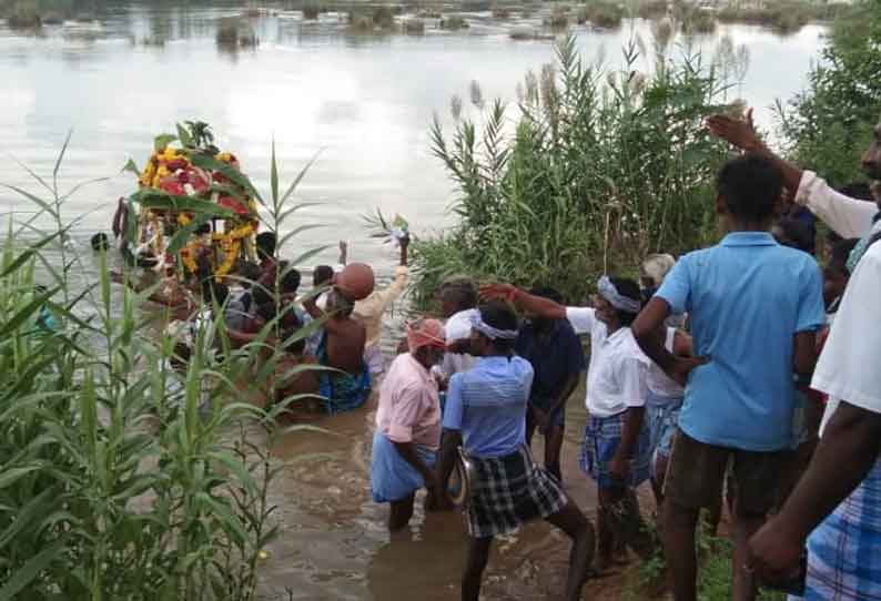 பெண்ணாடம் அருகே இறந்தவரின் உடலுடன் வெள்ளத்தில் தத்தளித்த கிராம மக்கள்