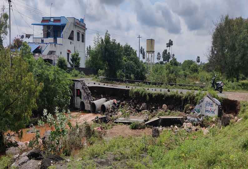 நம்பியூர் பகுதியில் பலத்த மழை கொட்டித்தீர்த்தது; 60 வீடுகளுக்குள் வெள்ளம் புகுந்தது; டி.வி.- கிரைண்டர் நீரில் மூழ்கி சேதம்