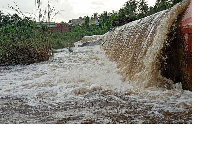 போடி பகுதியில் கொட்டி தீர்த்த கனமழையால் கொட்டக்குடி ஆற்றில் வெள்ளப்பெருக்கு அரசு மாணவிகள் விடுதி சுற்றுச்சுவர் இடிந்தது