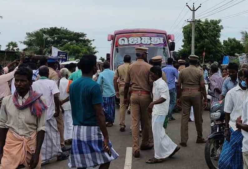 தலைஞாயிறு அருகே பயிர்க்காப்பீட்டு தொகை வழங்கக்கோரி விவசாயிகள் சாலை மறியல்