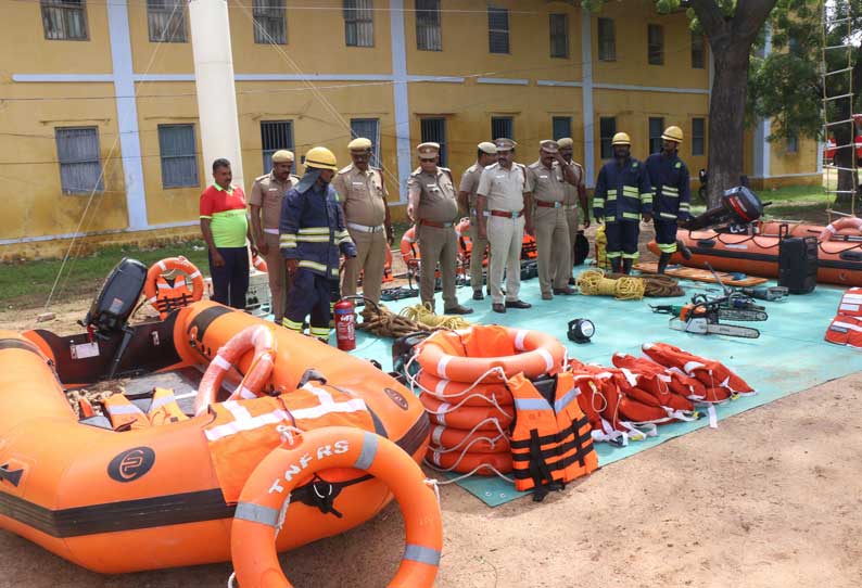 ஆறு, குளங்களில் செல்பி எடுப்பதை பொதுமக்கள் தவிர்க்க வேண்டும் - தீயணைப்பு அலுவலர் பேட்டி