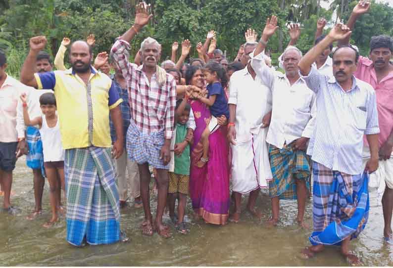 மேம்பாலம் அமைக்கக்கோரி பொதுமக்கள் ஆர்ப்பாட்டம்