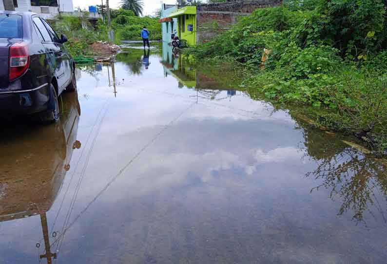 ஆரணியில் குடியிருப்புகளை சூழ்ந்த ஏரிநீர்