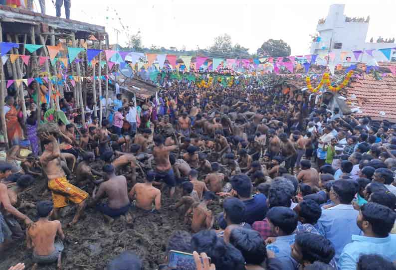 தாளவாடி கும்டாபுரத்தில் உள்ள பீரேஸ்வரர் கோவிலில் வினோத சாணியடி திருவிழா; ஒருவர் மீது ஒருவர்  பசு சாணத்தை வீசிக்கொண்டனர்