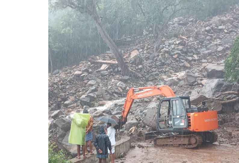 ஏற்காடு மலைப்பாதையில் மண்சரிவு: 3-வது நாளாக போக்குவரத்து துண்டிப்பு சீரமைக்கும் பணியில் 100 பணியாளர்கள் தீவிரம்