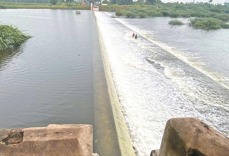 Vallur Dam overflows near Minsur | மீஞ்சூர் அருகே நிரம்பி வழியும் வல்லூர்  அணைக்கட்டு