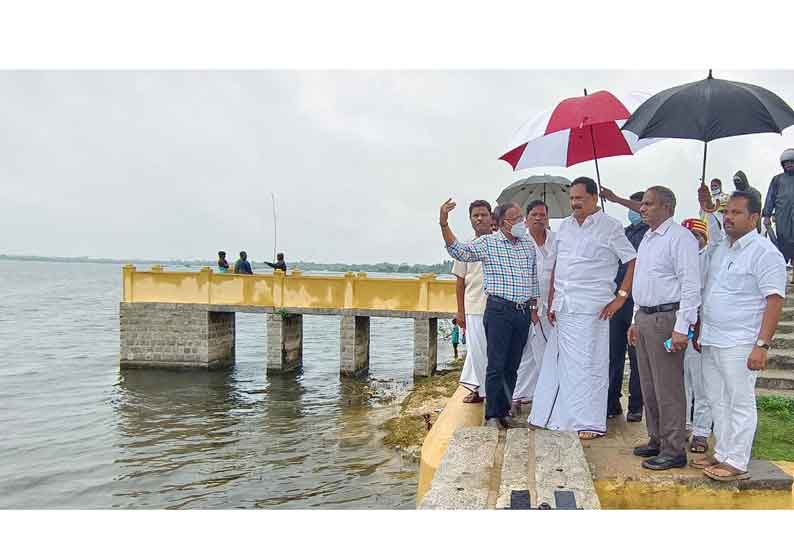 காவேரிப்பாக்கம் ஏரியில் அமைச்சர் காந்தி ஆய்வு