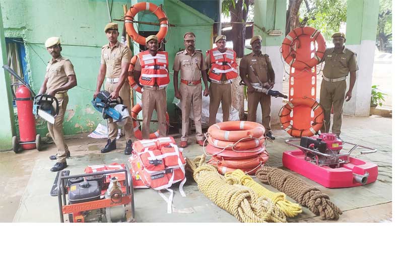 வடகிழக்கு பருவமழையையொட்டி தேனி தீயணைப்பு நிலையத்தில் கட்டுப்பாட்டு அறை தொடக்கம்